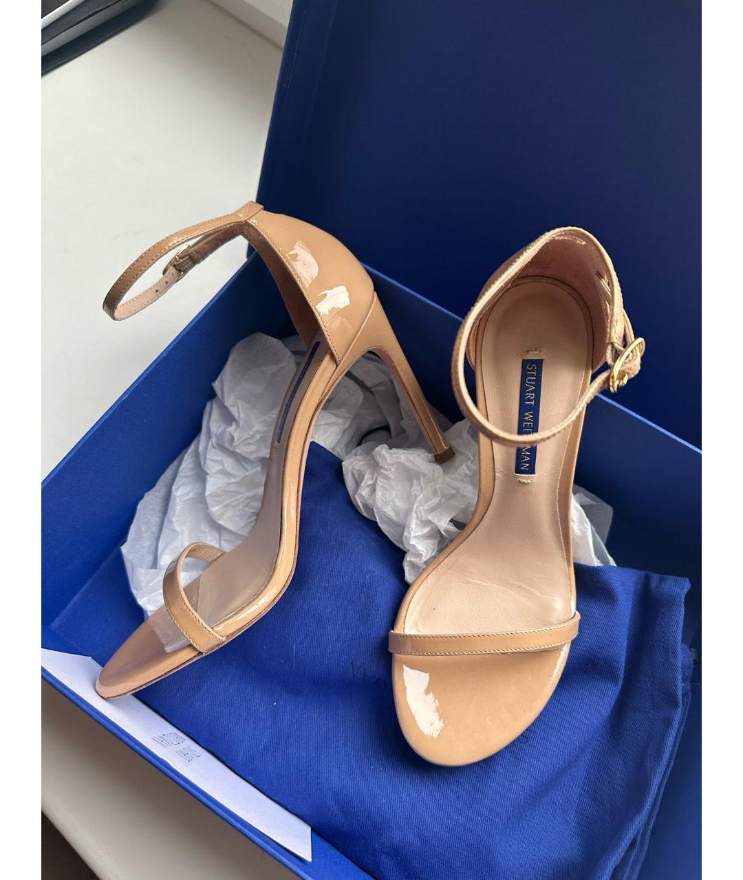 STUART WEITZMAN Бежевые босоножки из лакированной кожи, фото 6