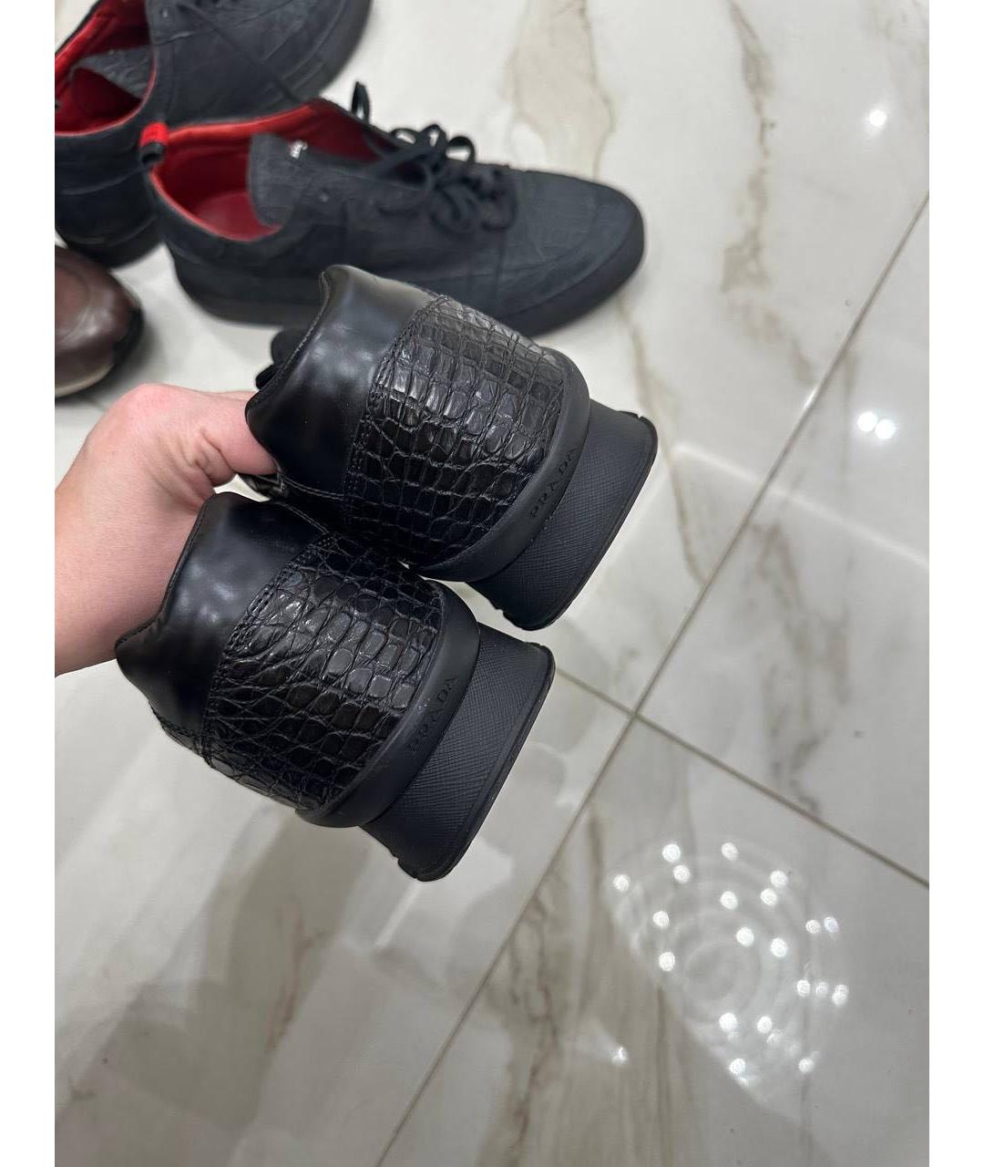 PRADA Черные низкие кроссовки / кеды из экзотической кожи, фото 3
