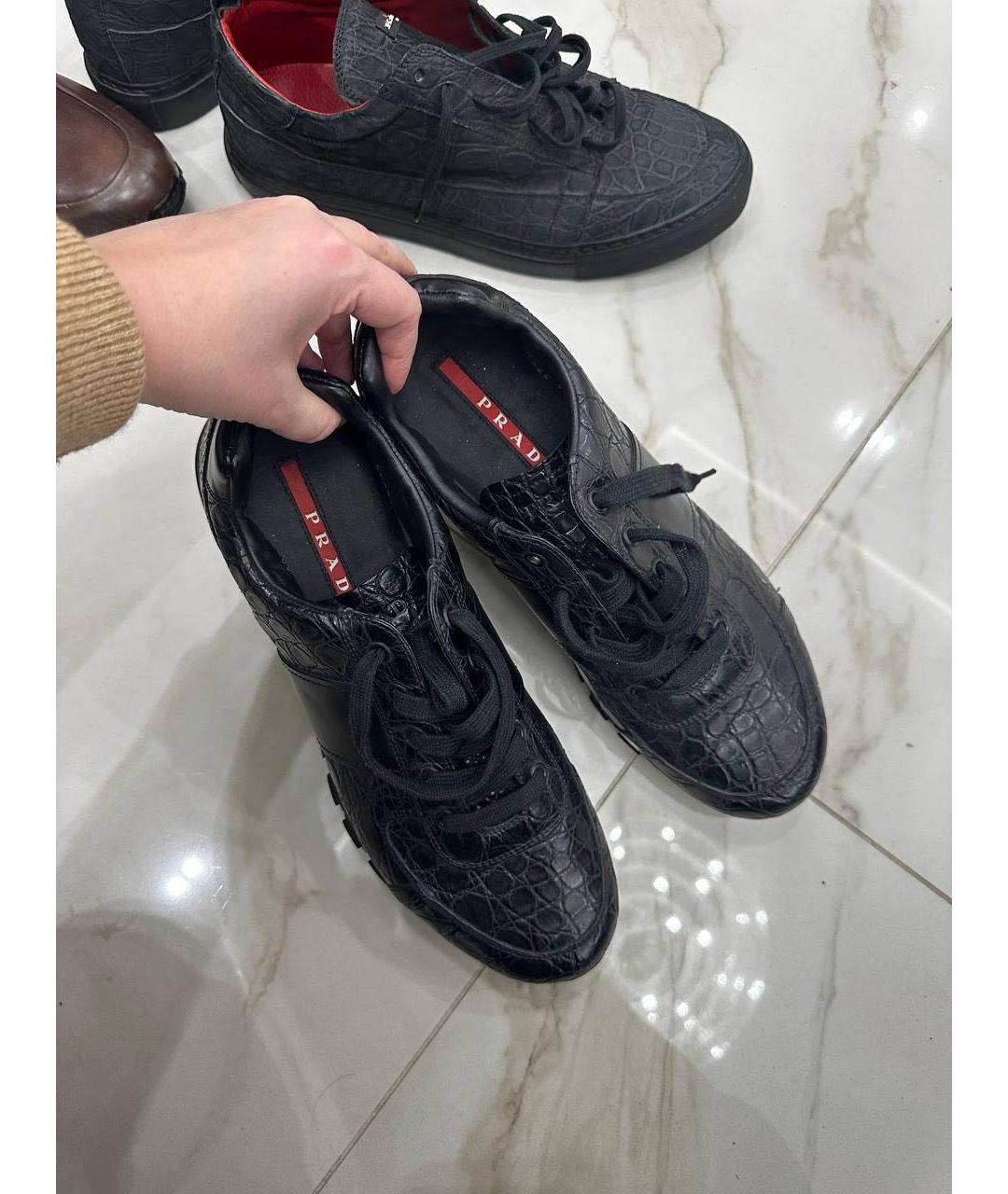 PRADA Черные низкие кроссовки / кеды из экзотической кожи, фото 2