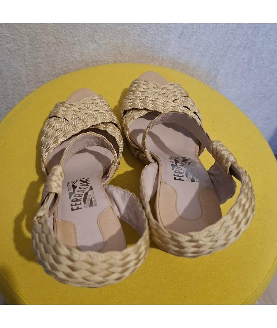 FERRAGAMO Золотые текстильные босоножки, фото 4
