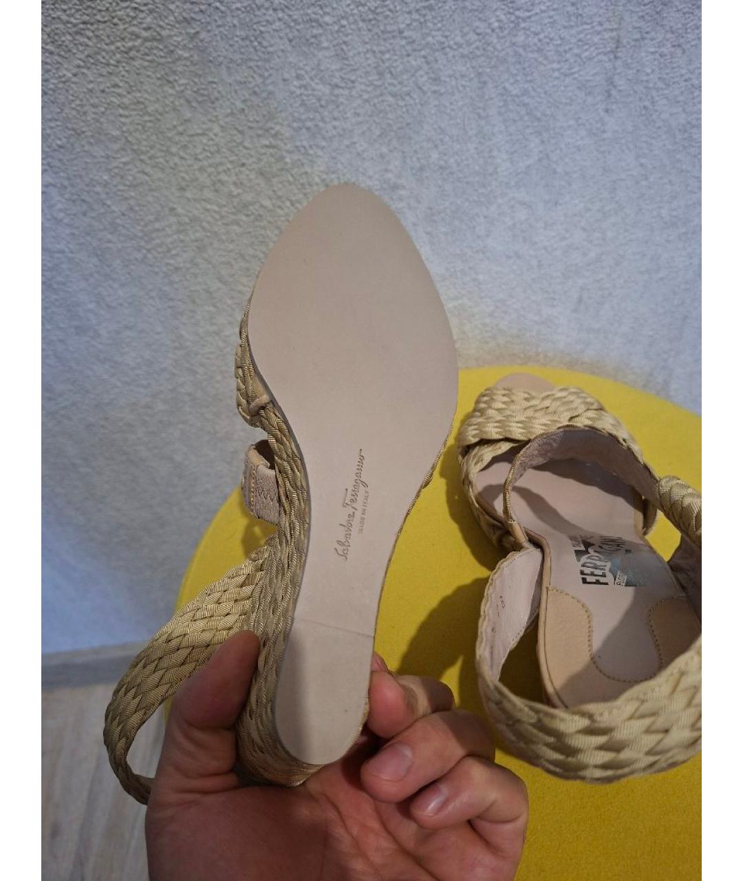 FERRAGAMO Золотые текстильные босоножки, фото 5