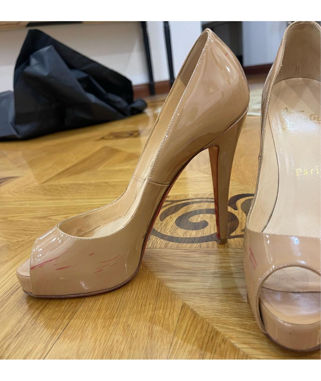 CHRISTIAN LOUBOUTIN Бежевые туфли из лакированной кожи, фото 5
