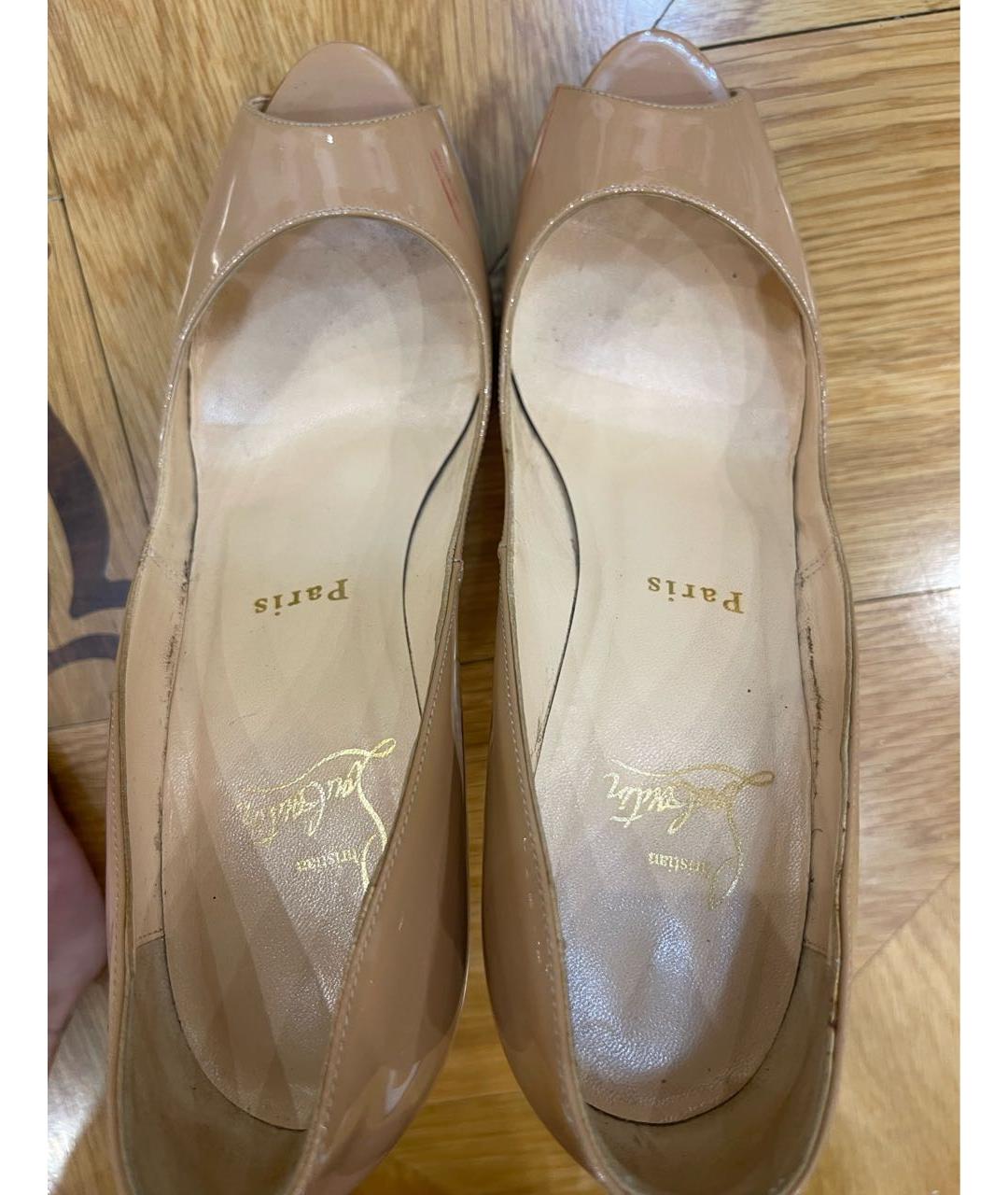 CHRISTIAN LOUBOUTIN Бежевые туфли из лакированной кожи, фото 4