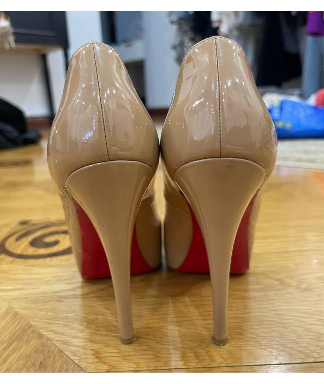 CHRISTIAN LOUBOUTIN Бежевые туфли из лакированной кожи, фото 3