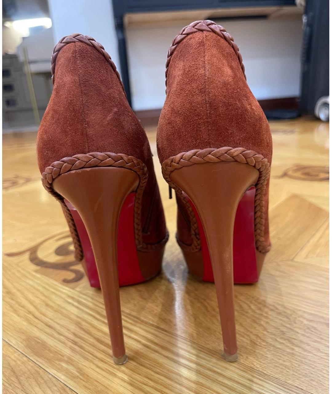 CHRISTIAN LOUBOUTIN Коричневые замшевые ботильоны, фото 3