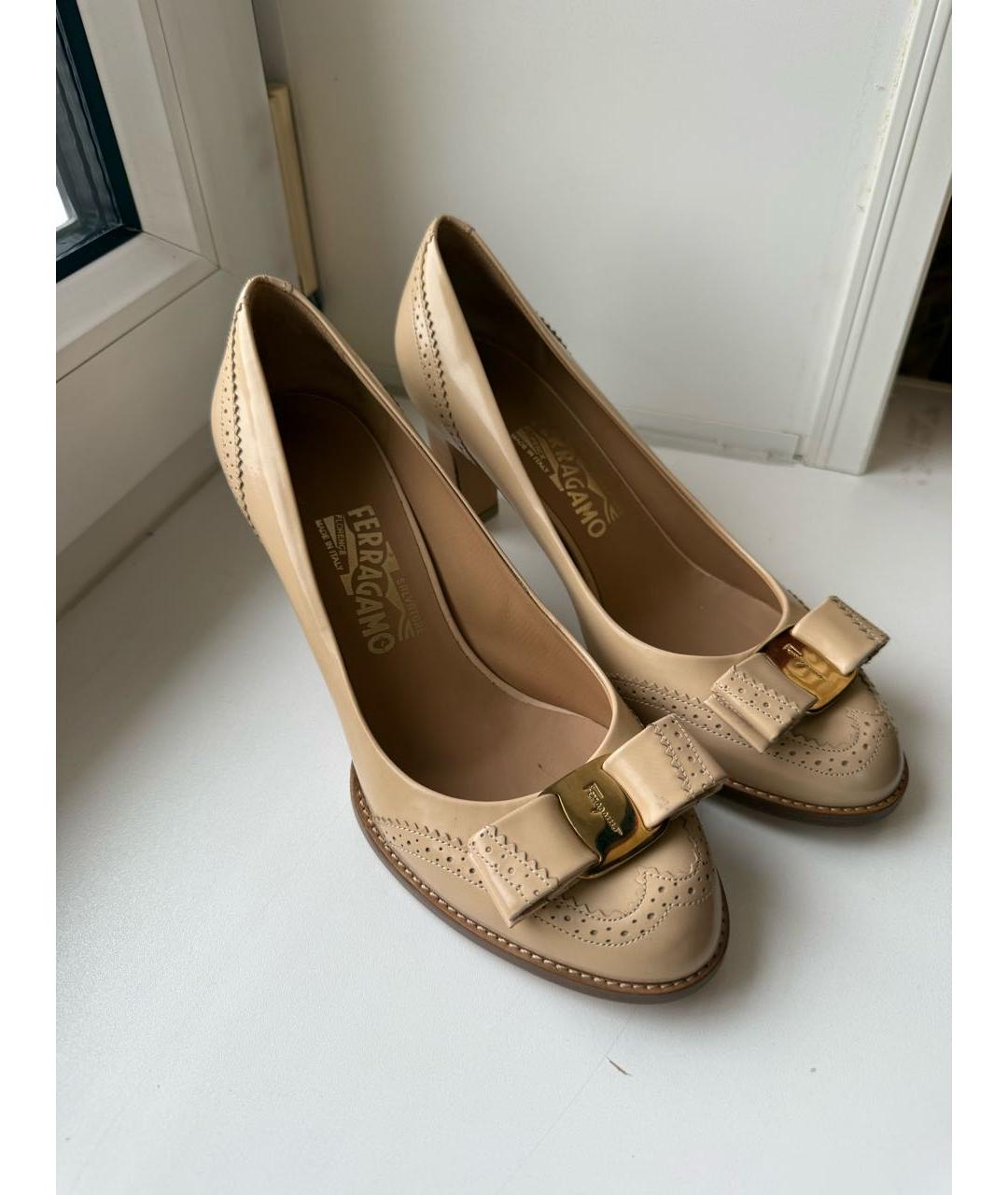 FERRAGAMO Бежевые туфли из лакированной кожи, фото 6