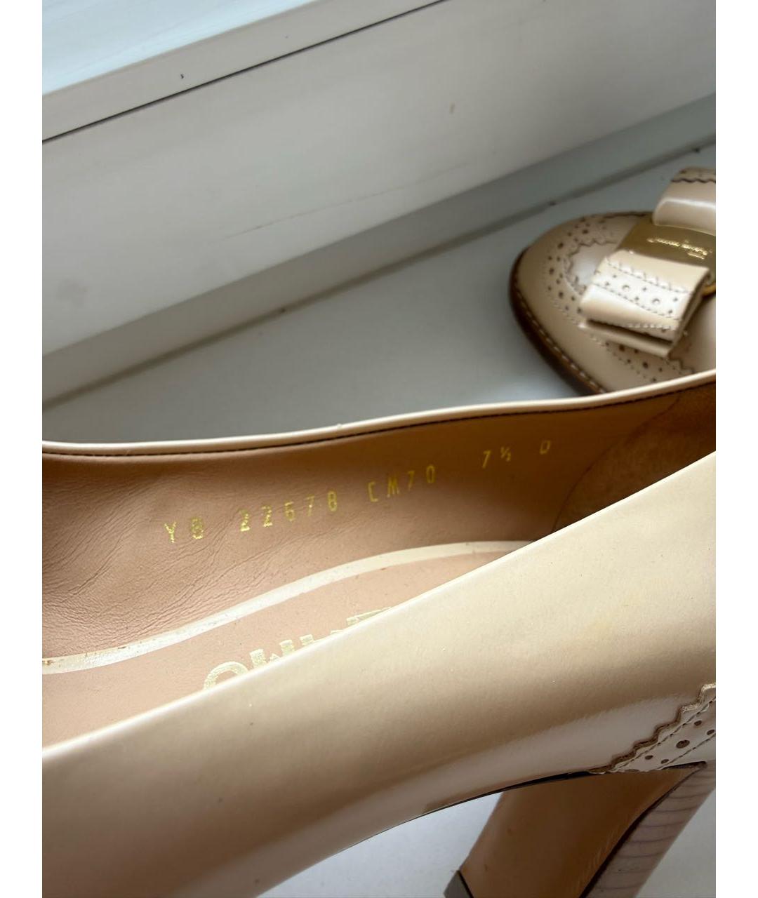FERRAGAMO Бежевые туфли из лакированной кожи, фото 5