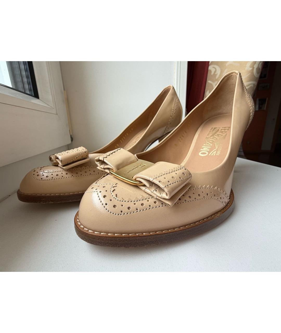 FERRAGAMO Бежевые туфли из лакированной кожи, фото 3