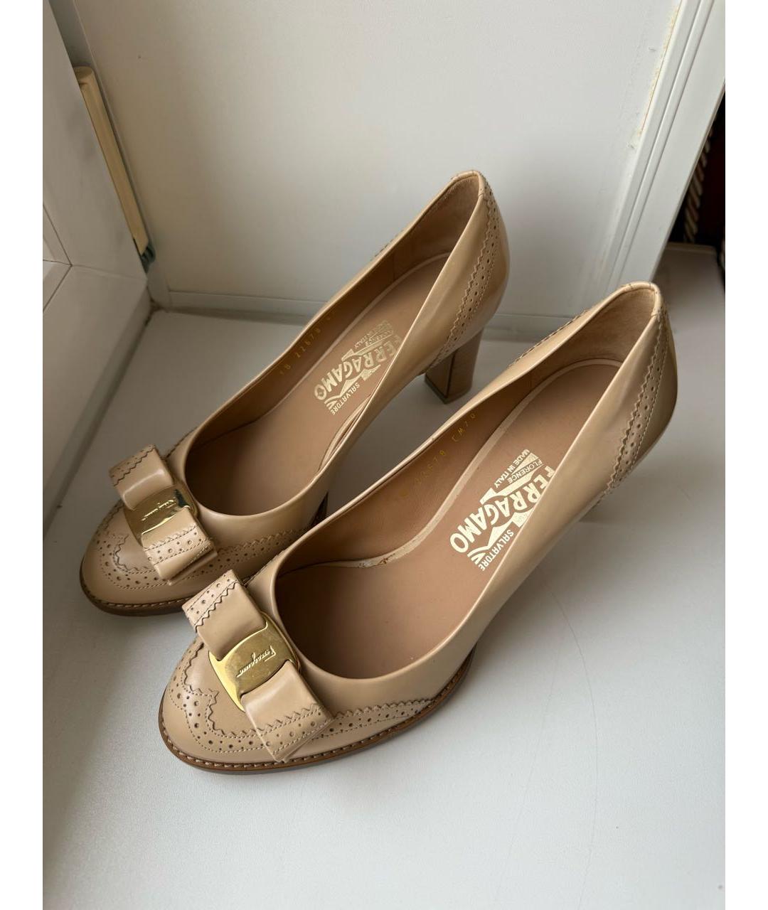 FERRAGAMO Бежевые туфли из лакированной кожи, фото 2