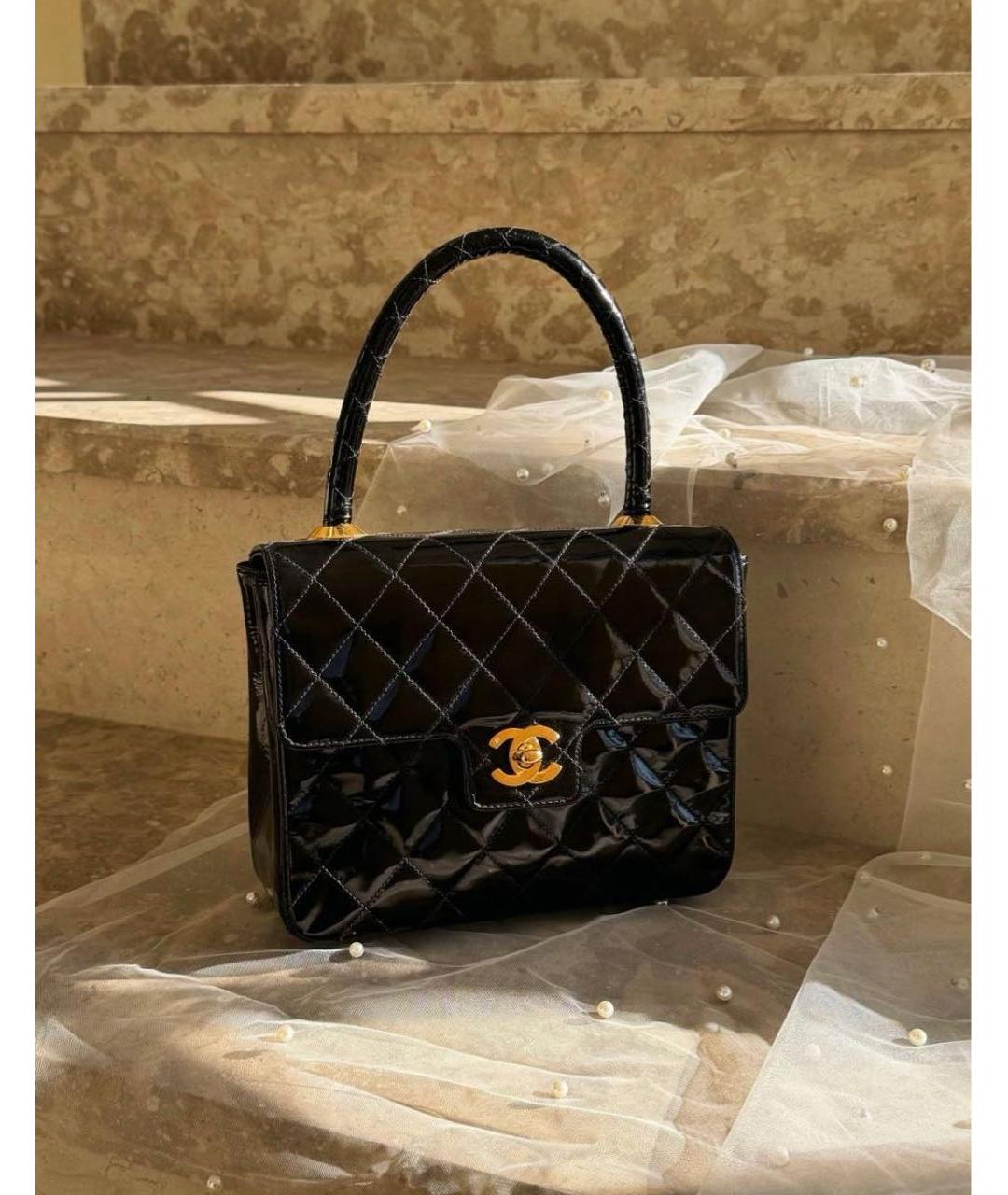 CHANEL Черная сумка с короткими ручками из лакированной кожи, фото 5