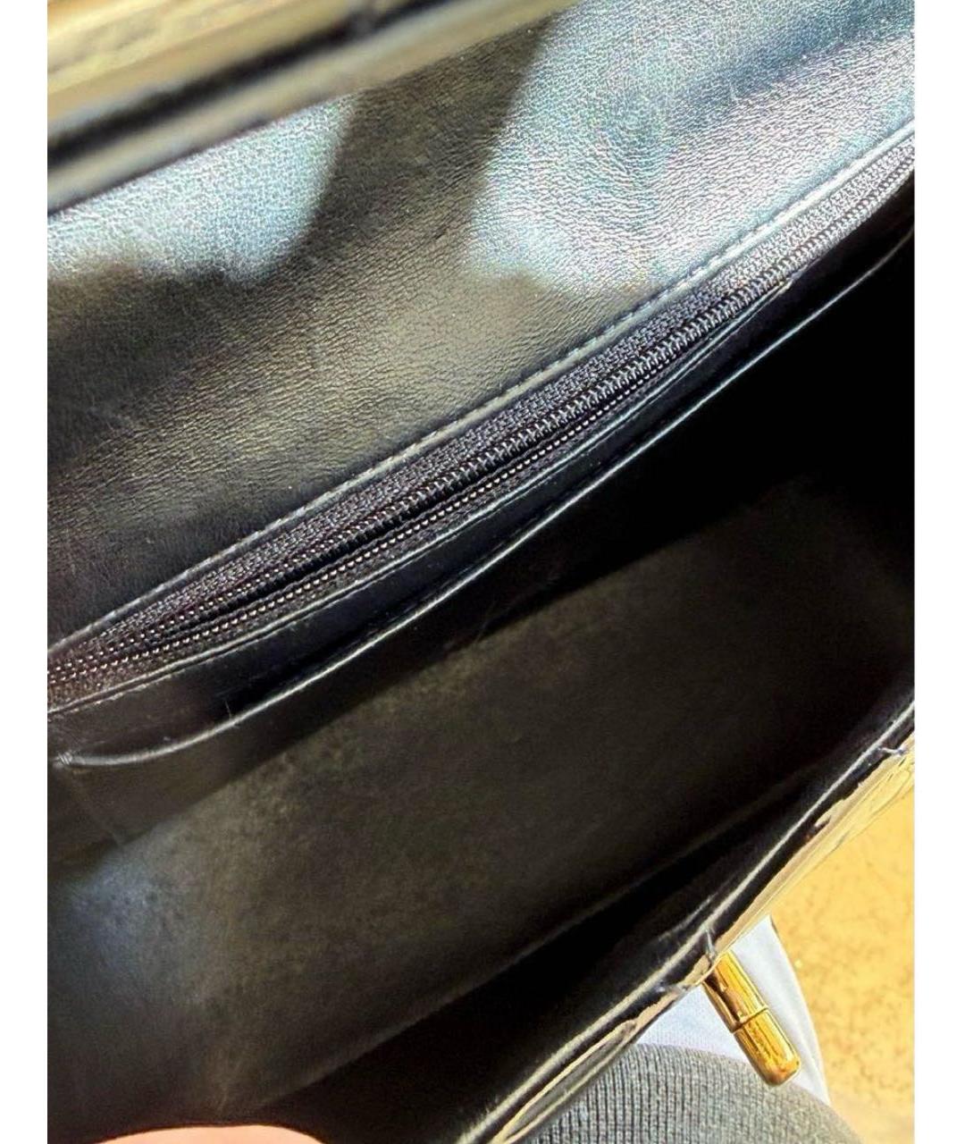 CHANEL Черная сумка с короткими ручками из лакированной кожи, фото 4