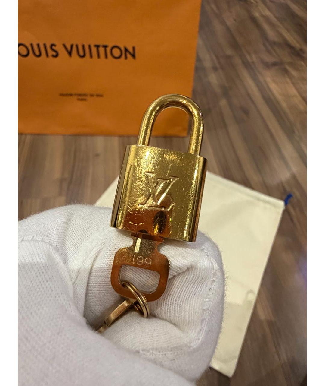 LOUIS VUITTON Золотой брелок, фото 3