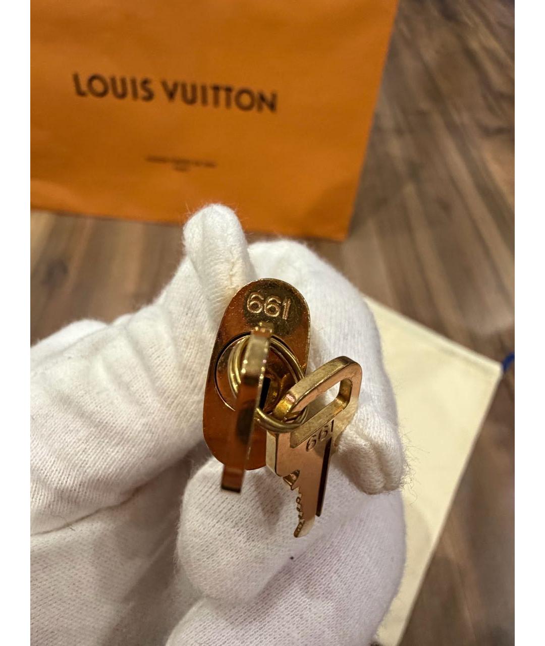 LOUIS VUITTON Золотой брелок, фото 5