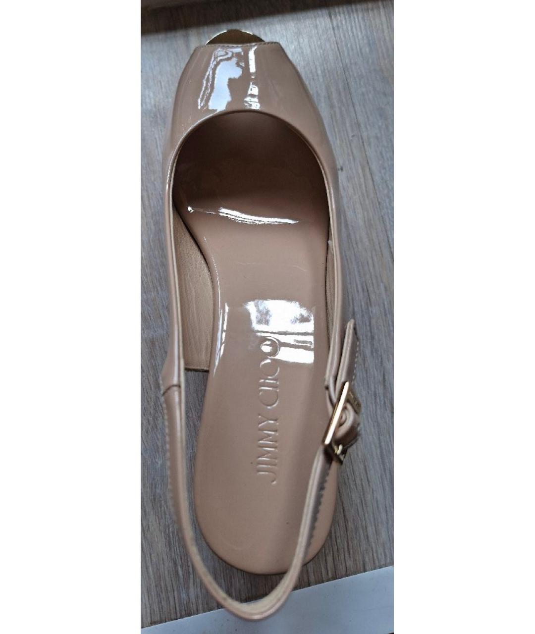 JIMMY CHOO Бежевые босоножки из лакированной кожи, фото 8