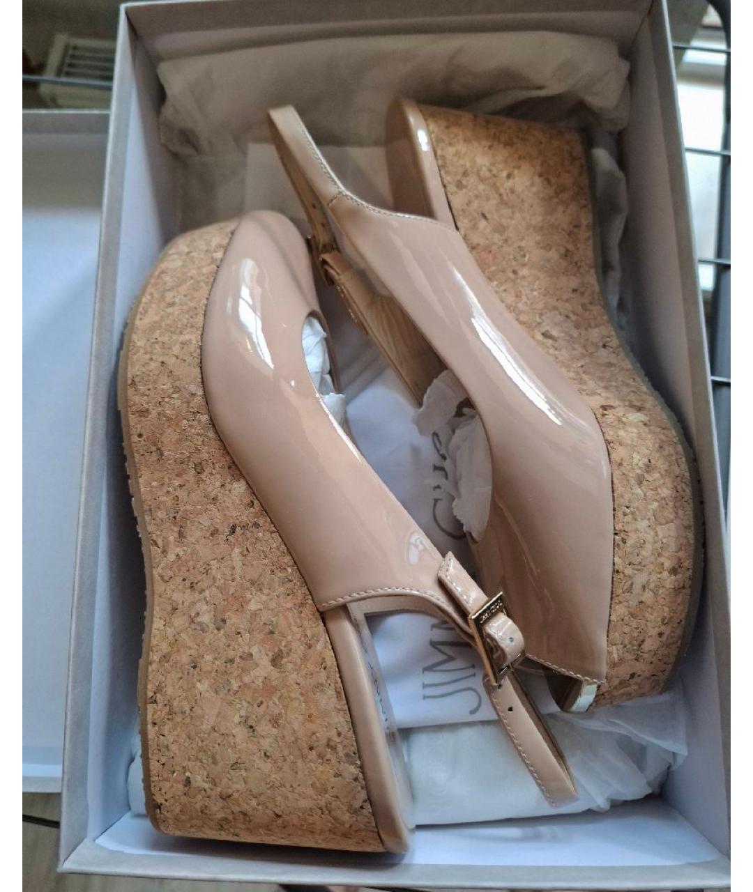 JIMMY CHOO Бежевые босоножки из лакированной кожи, фото 9