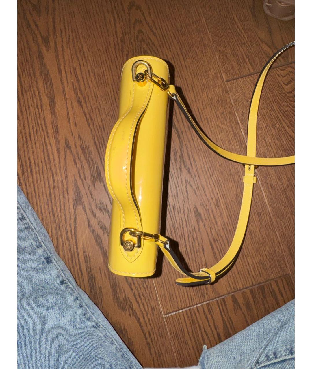 LOUIS VUITTON Желтая сумка через плечо из лакированной кожи, фото 5