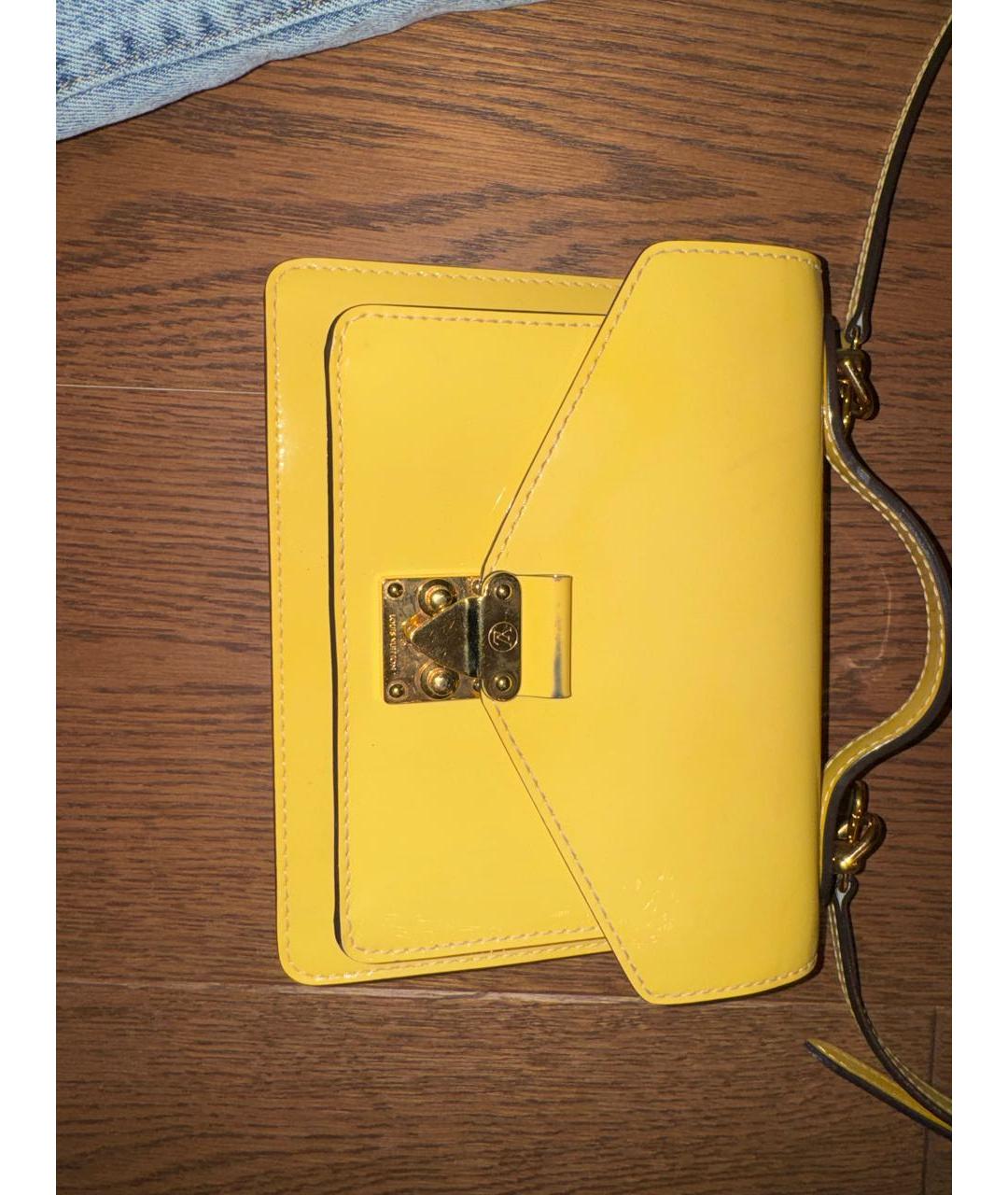 LOUIS VUITTON Желтая сумка через плечо из лакированной кожи, фото 9