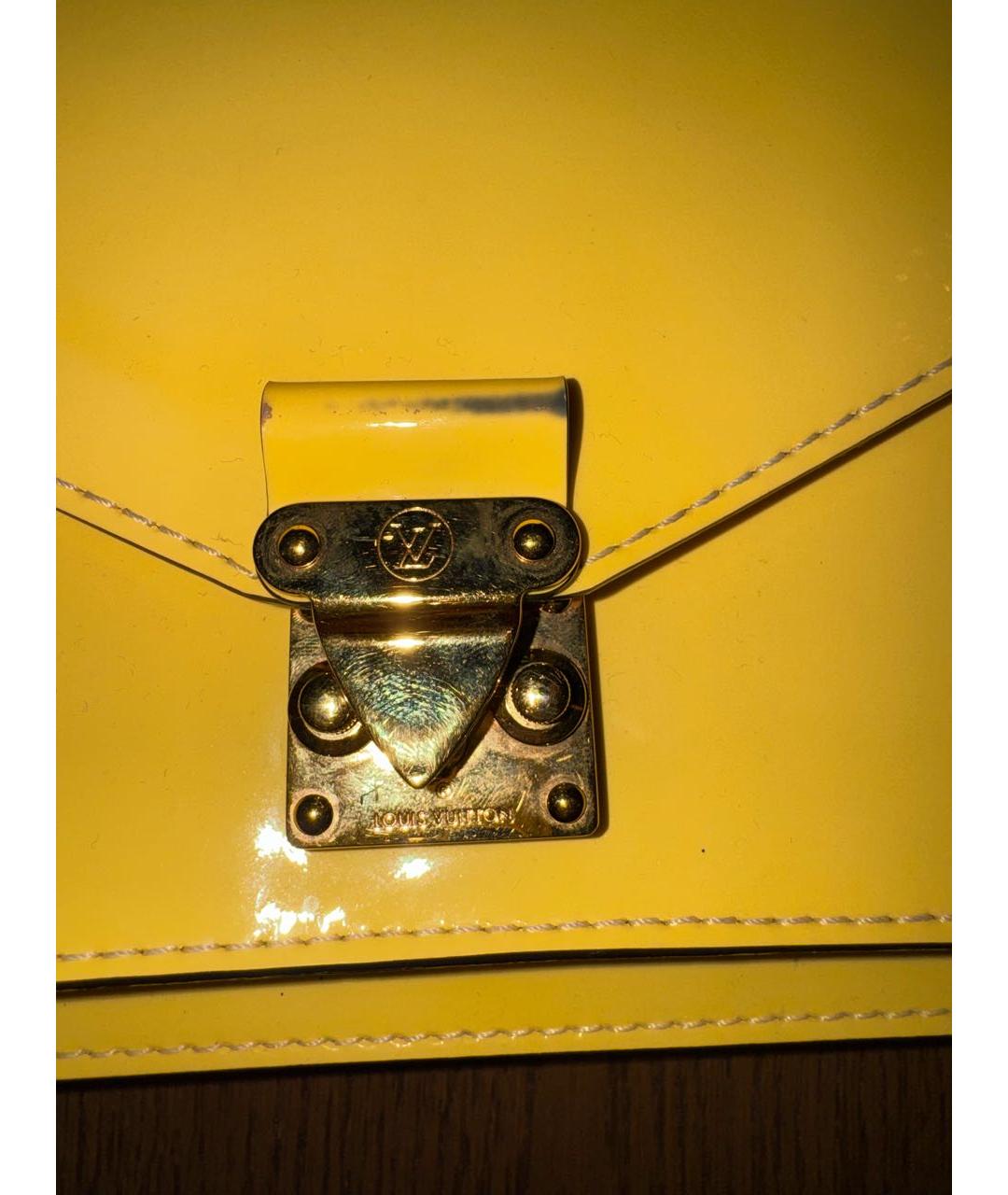 LOUIS VUITTON Желтая сумка через плечо из лакированной кожи, фото 6
