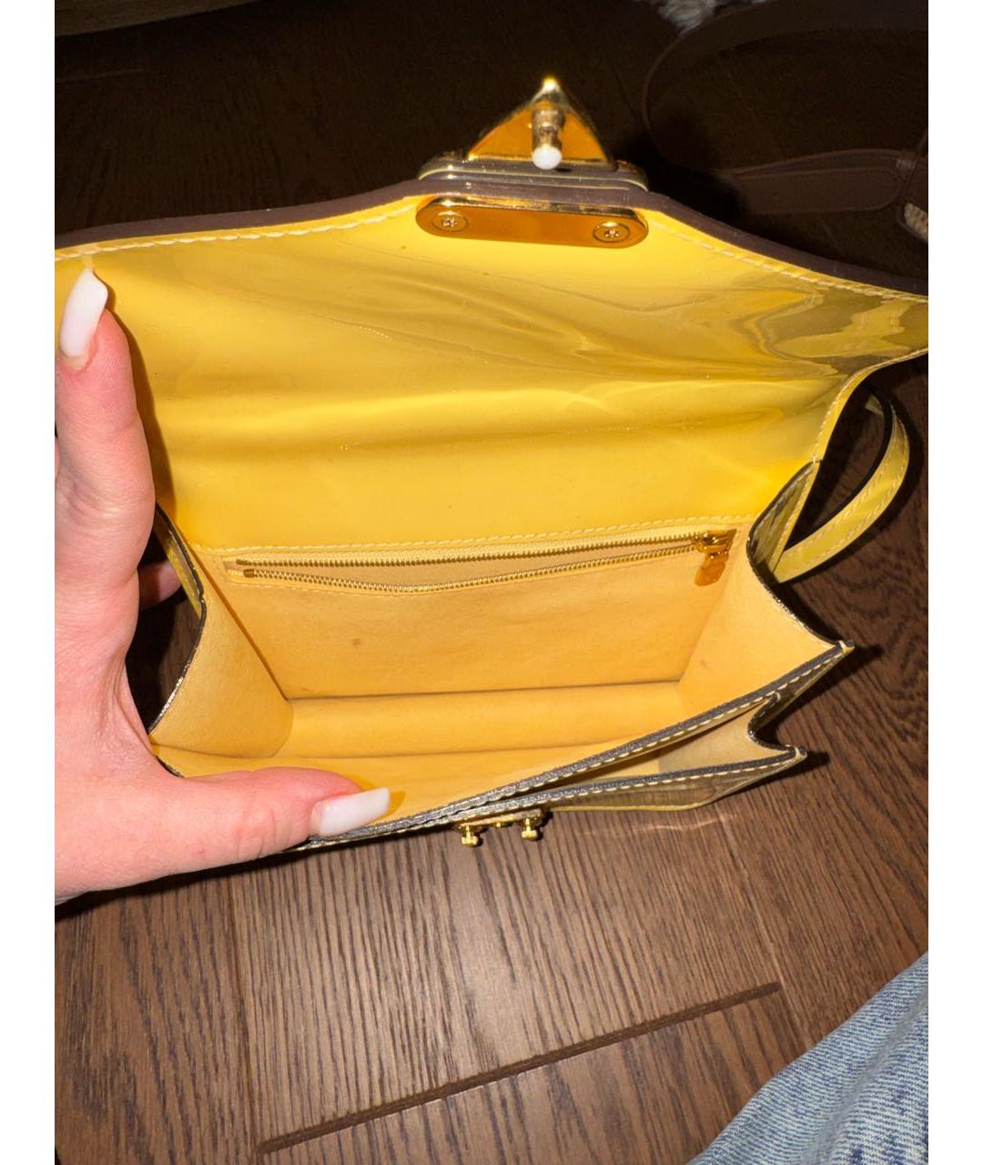 LOUIS VUITTON Желтая сумка через плечо из лакированной кожи, фото 8