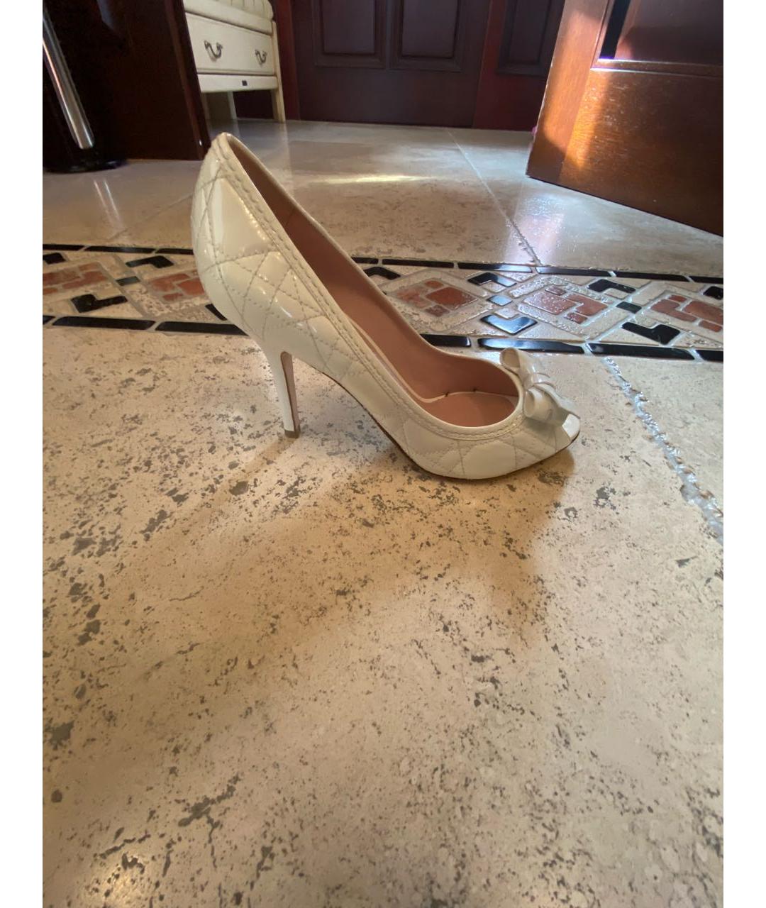 CHRISTIAN DIOR Белые туфли из лакированной кожи, фото 8