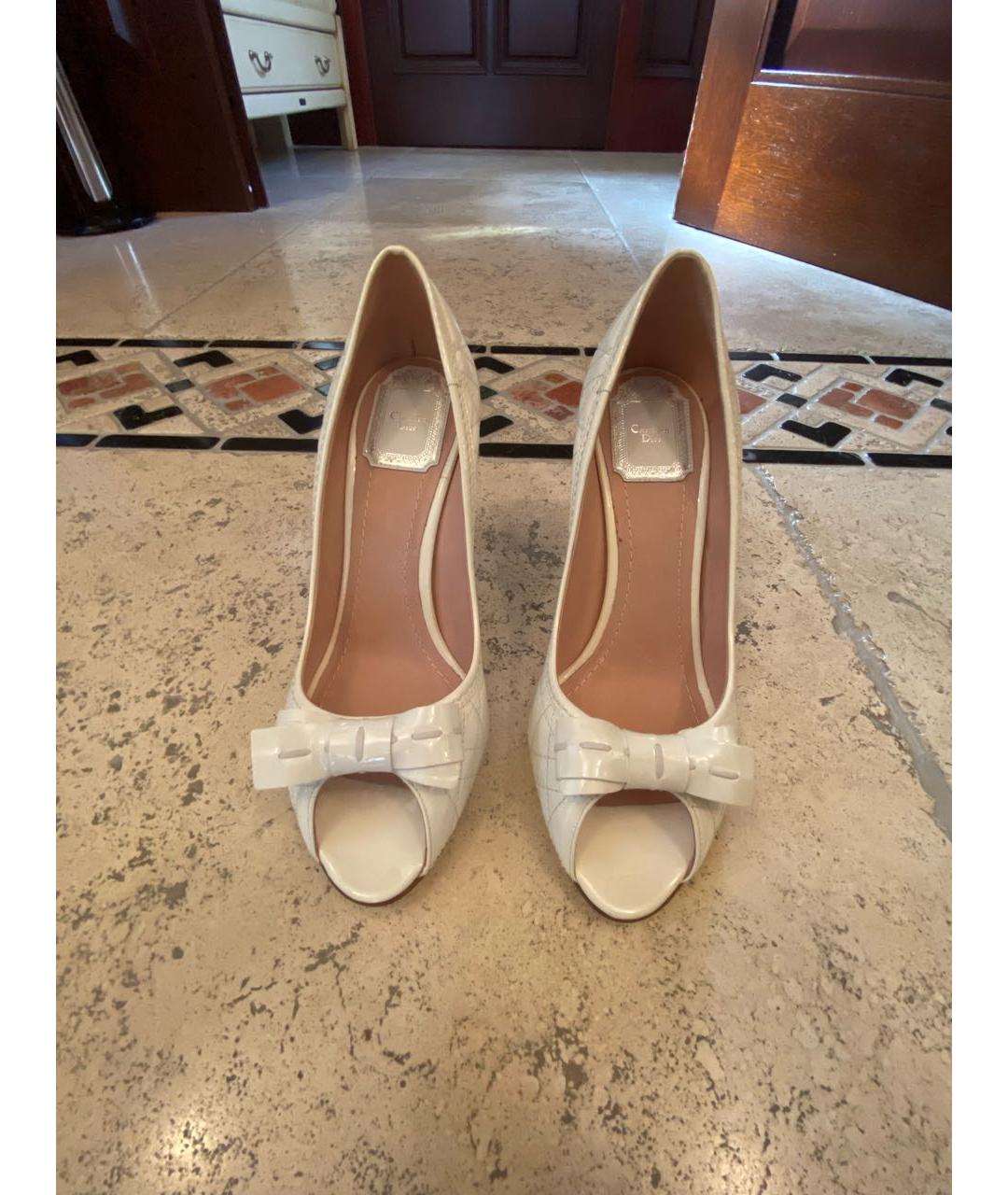 CHRISTIAN DIOR Белые туфли из лакированной кожи, фото 5