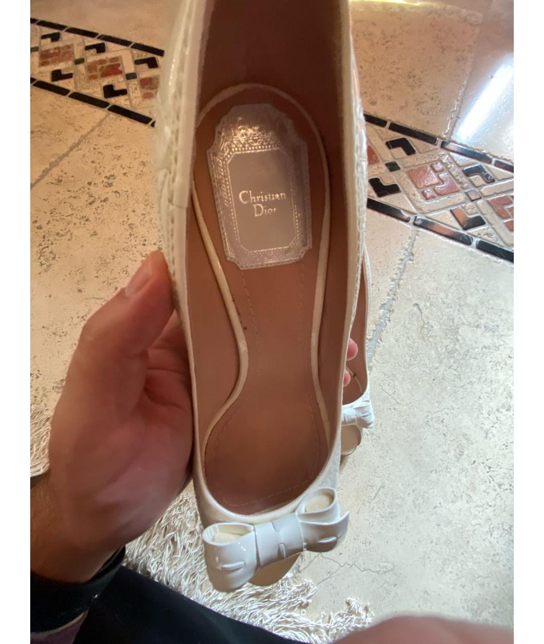 CHRISTIAN DIOR Белые туфли из лакированной кожи, фото 4