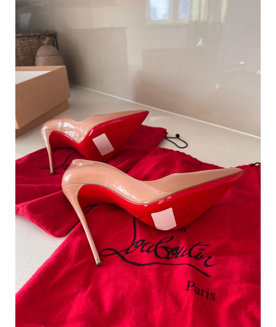 CHRISTIAN LOUBOUTIN Бежевые туфли из лакированной кожи, фото 6