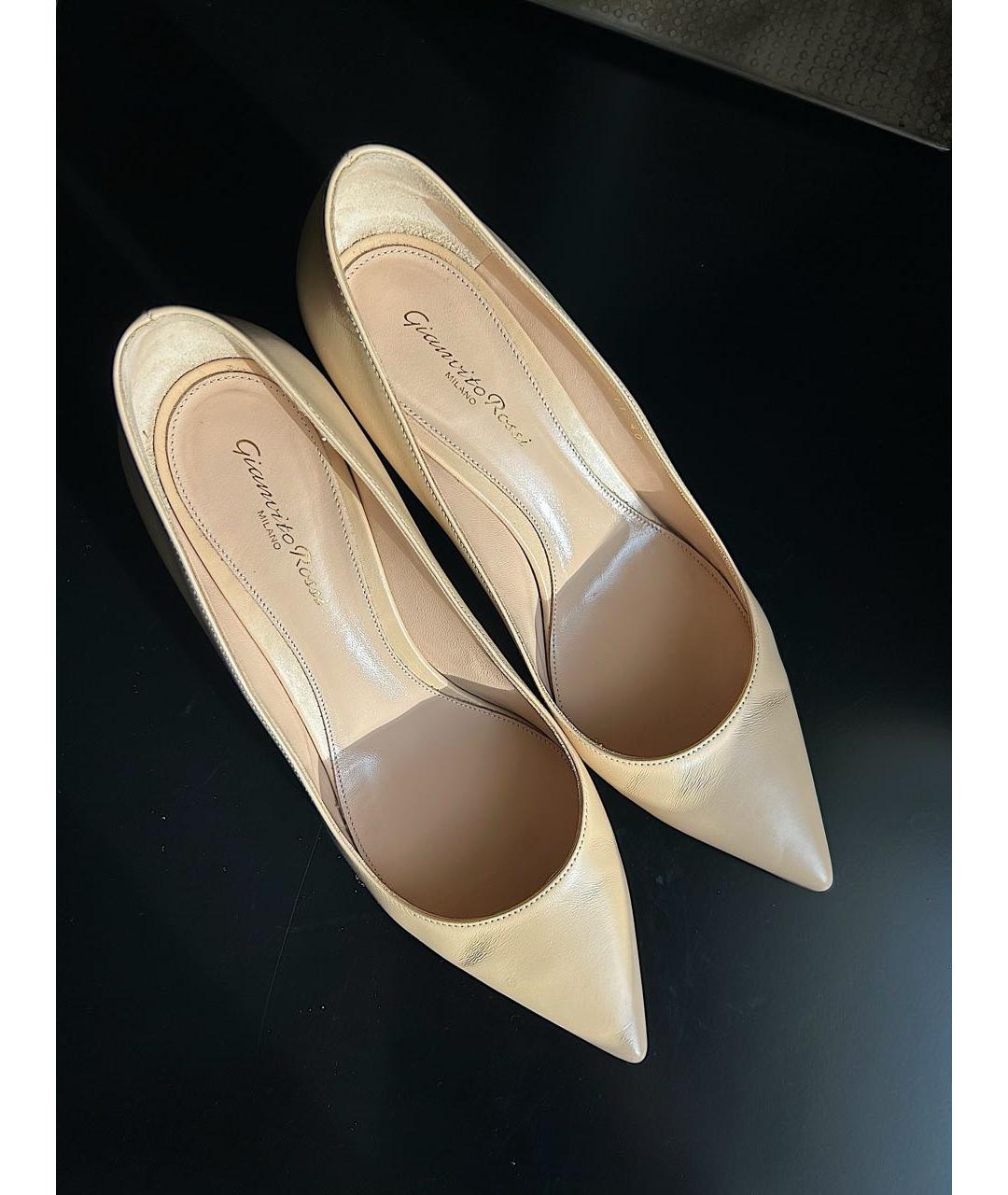 GIANVITO ROSSI Бежевые кожаные лодочки на низком каблуке, фото 5