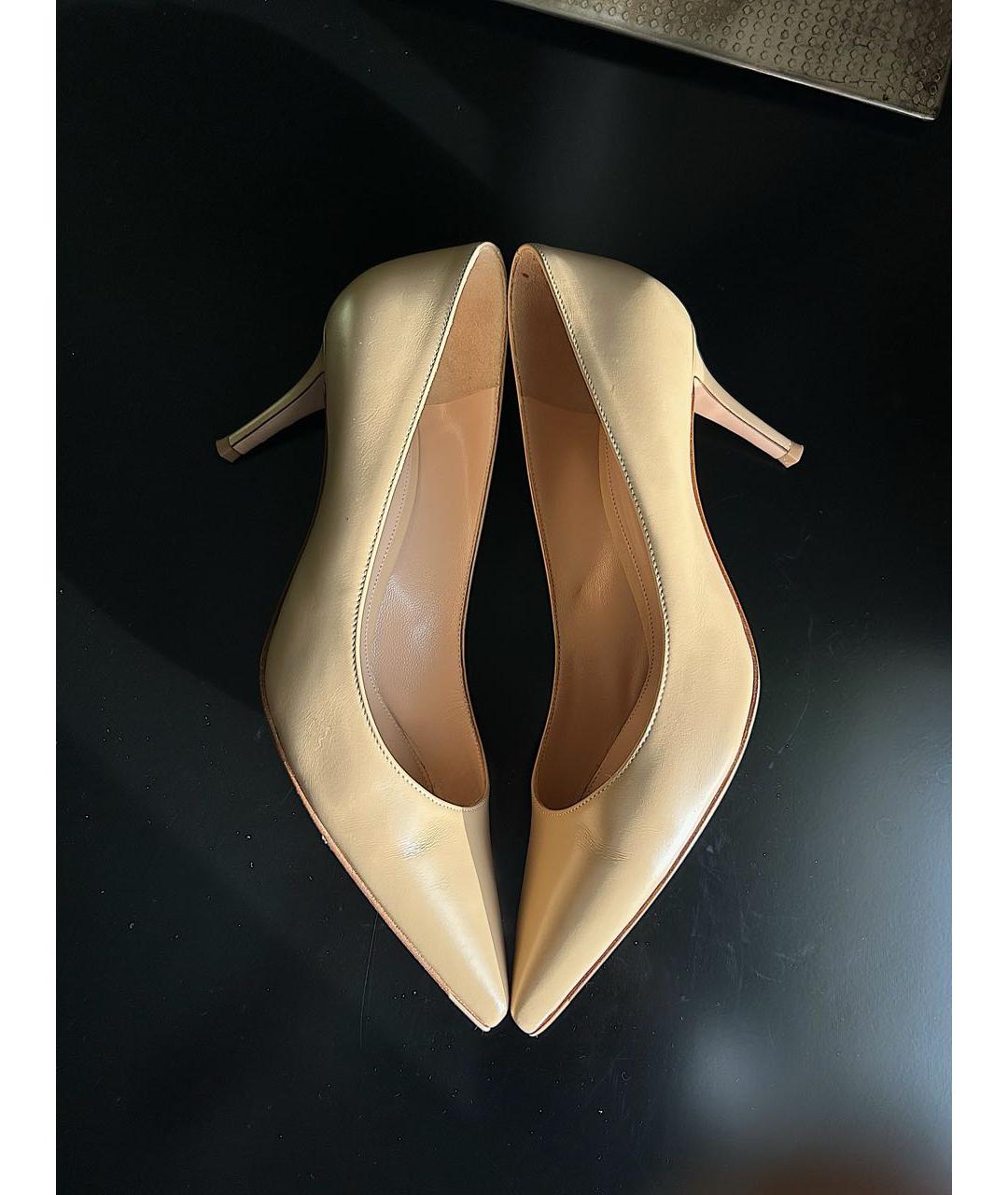 GIANVITO ROSSI Бежевые кожаные лодочки на низком каблуке, фото 3