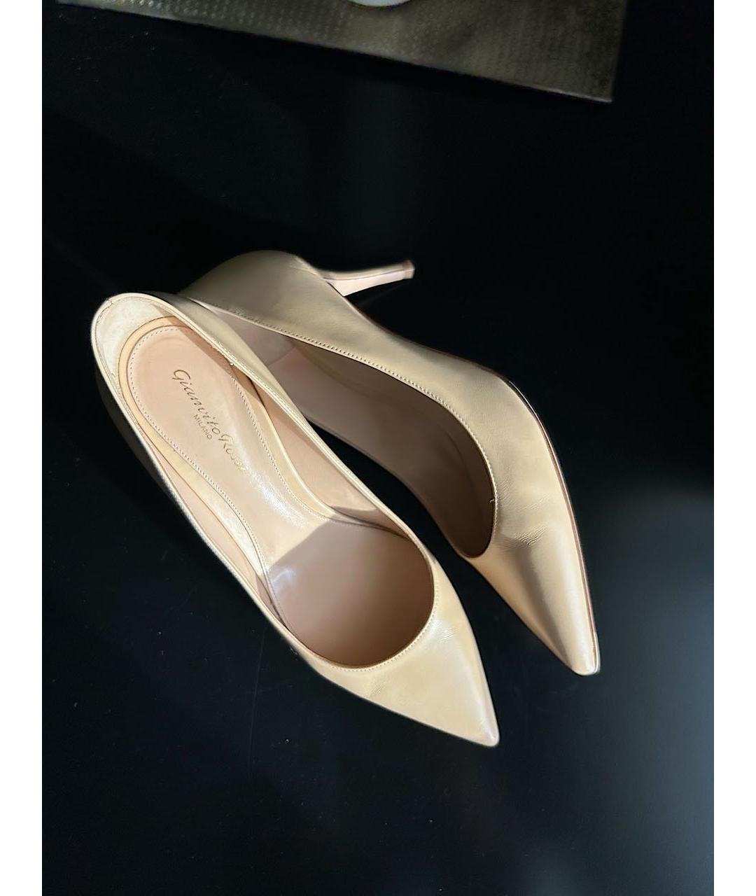 GIANVITO ROSSI Бежевые кожаные лодочки на низком каблуке, фото 4