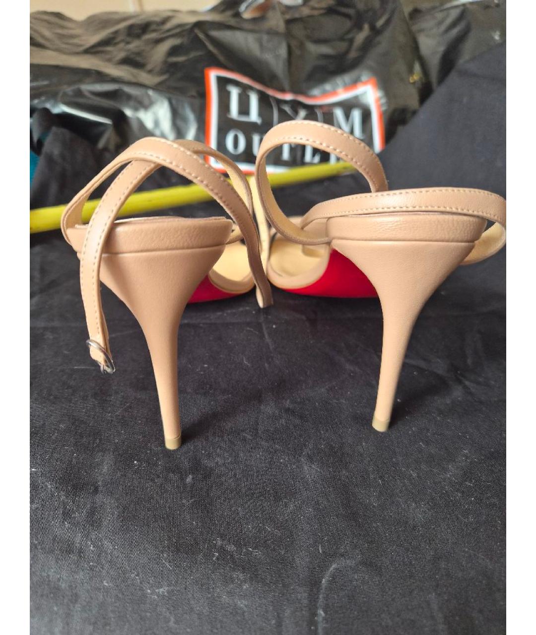 CHRISTIAN LOUBOUTIN Бежевые кожаные босоножки, фото 4