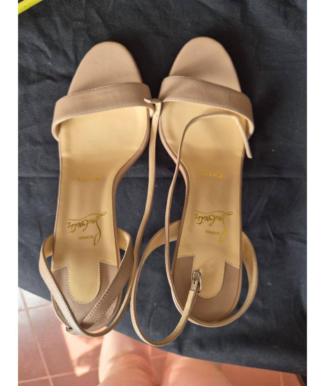 CHRISTIAN LOUBOUTIN Бежевые кожаные босоножки, фото 3