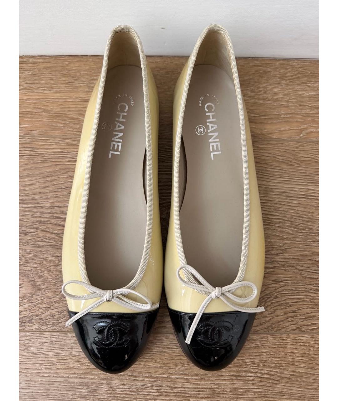 CHANEL Бежевые балетки из лакированной кожи, фото 3