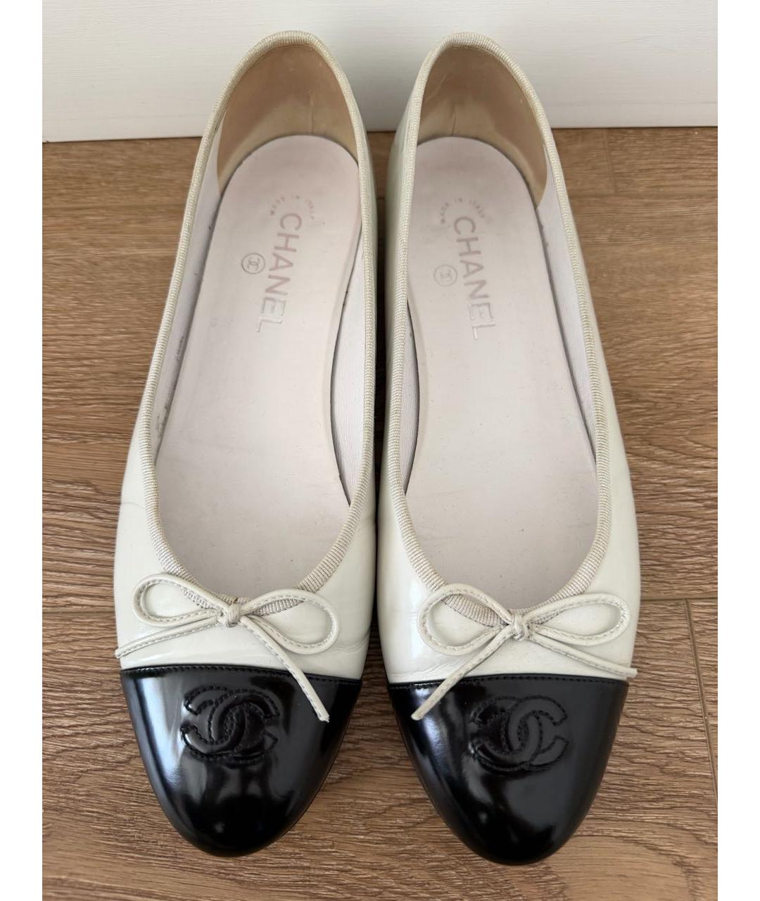 CHANEL Белые балетки из лакированной кожи, фото 3