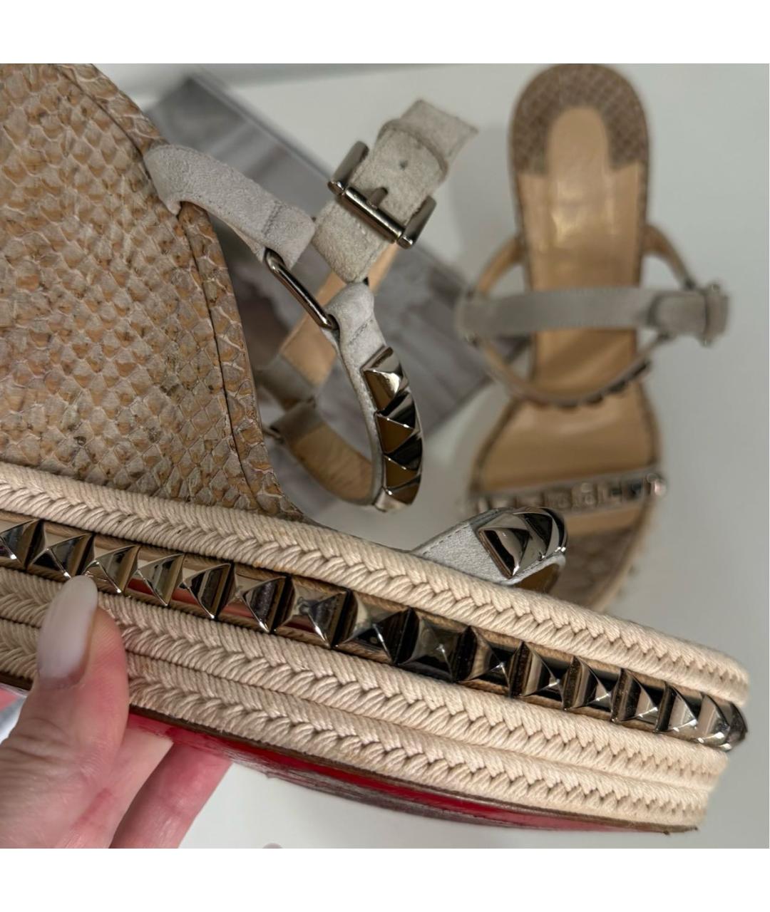 CHRISTIAN LOUBOUTIN Бежевые замшевые босоножки, фото 6