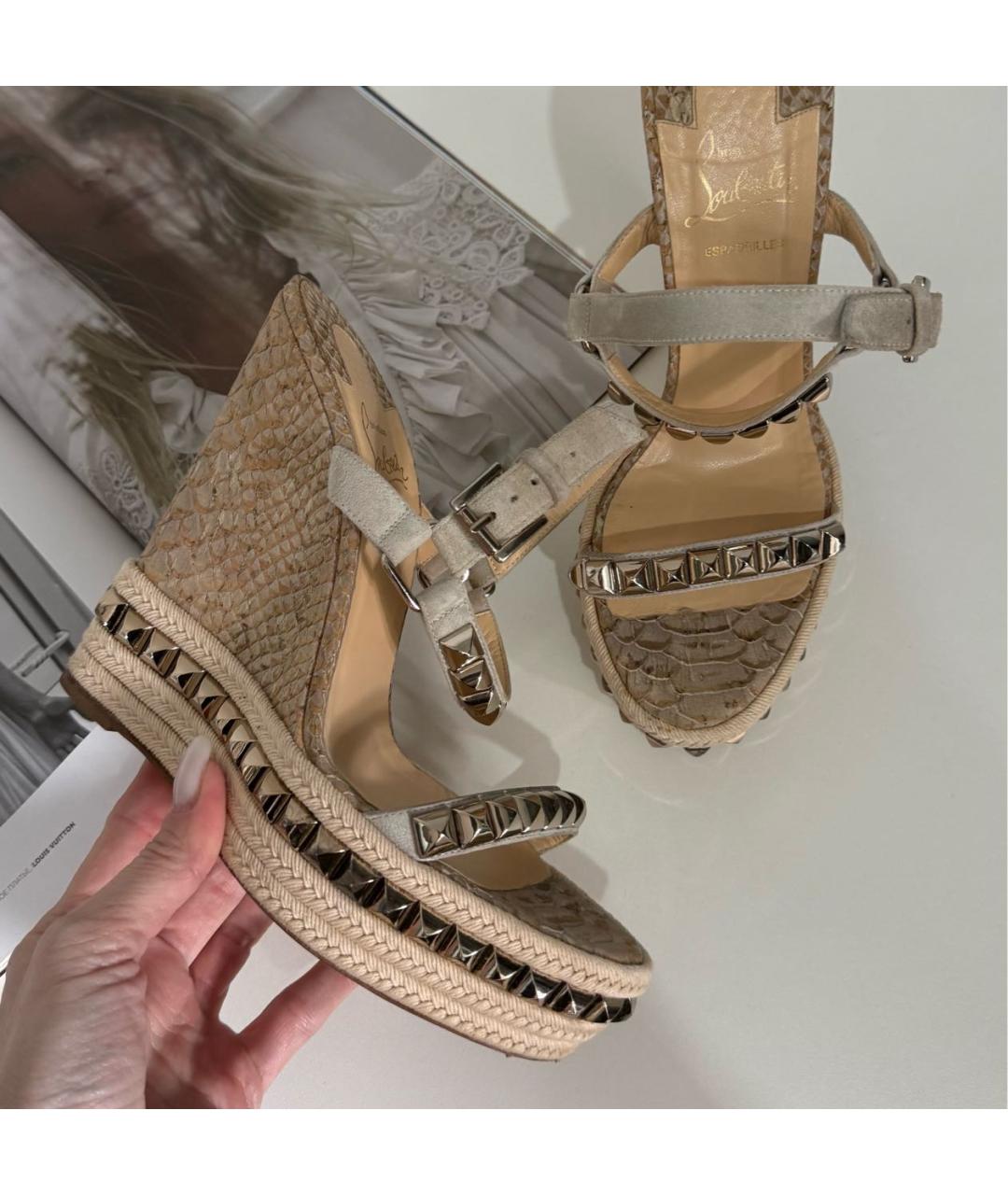 CHRISTIAN LOUBOUTIN Бежевые замшевые босоножки, фото 3