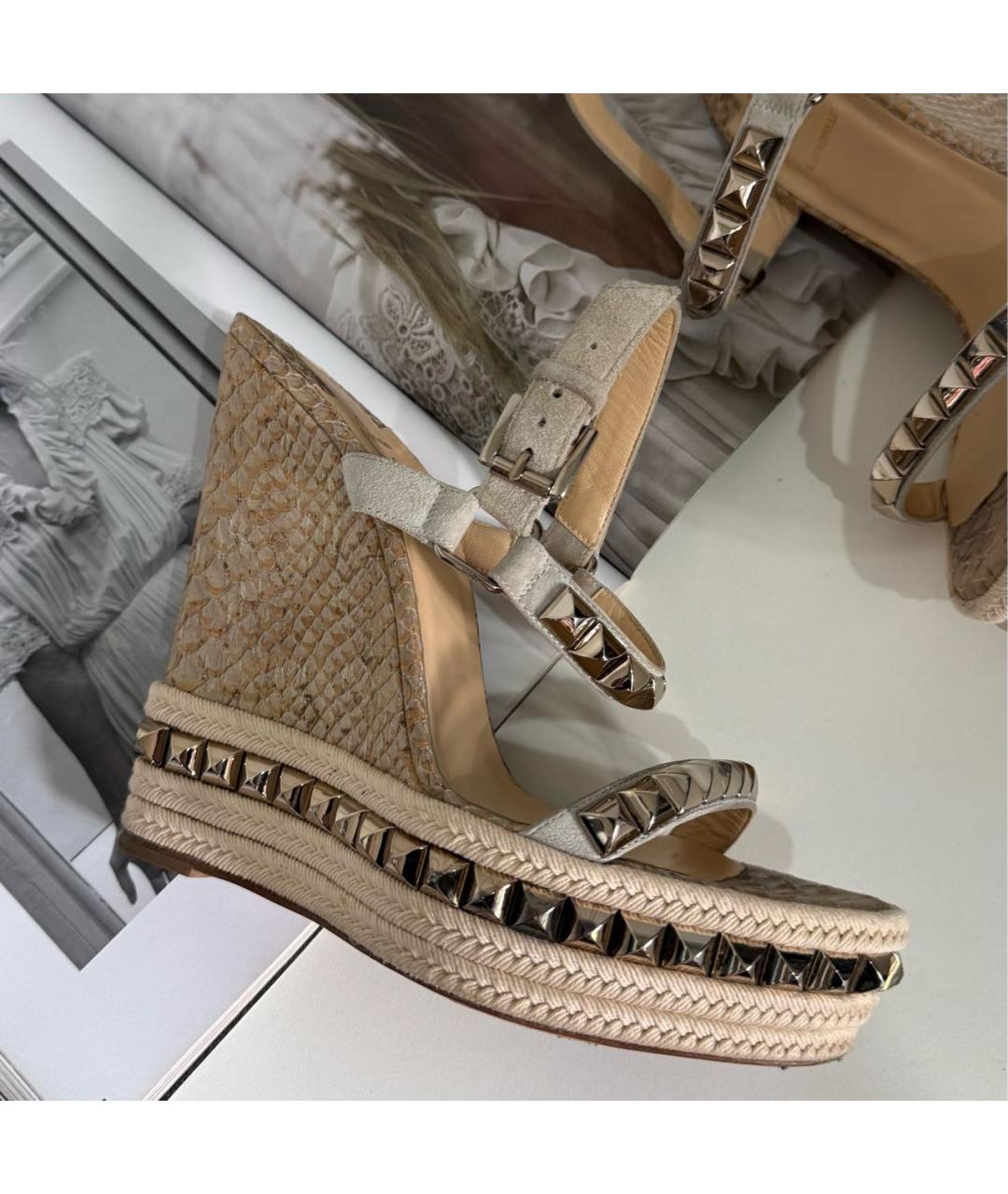 CHRISTIAN LOUBOUTIN Бежевые замшевые босоножки, фото 4