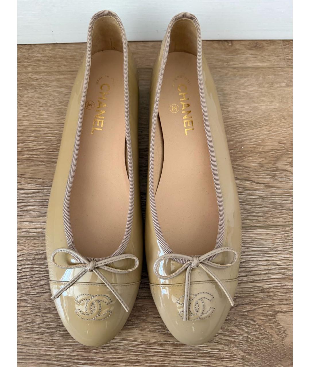 CHANEL Бежевые балетки из лакированной кожи, фото 3