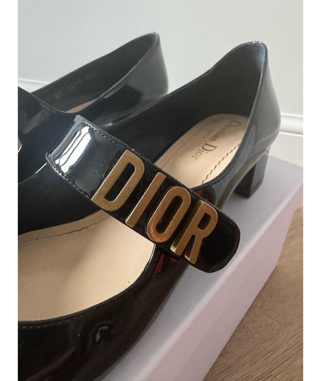 CHRISTIAN DIOR Черные лодочки на низком каблуке из лакированной кожи, фото 5