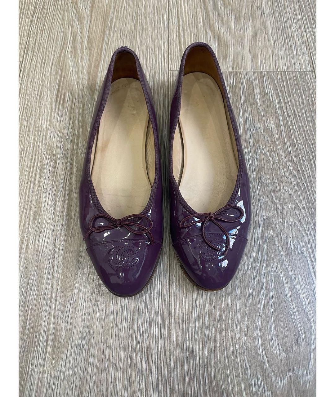 CHANEL Фиолетовые балетки из лакированной кожи, фото 2