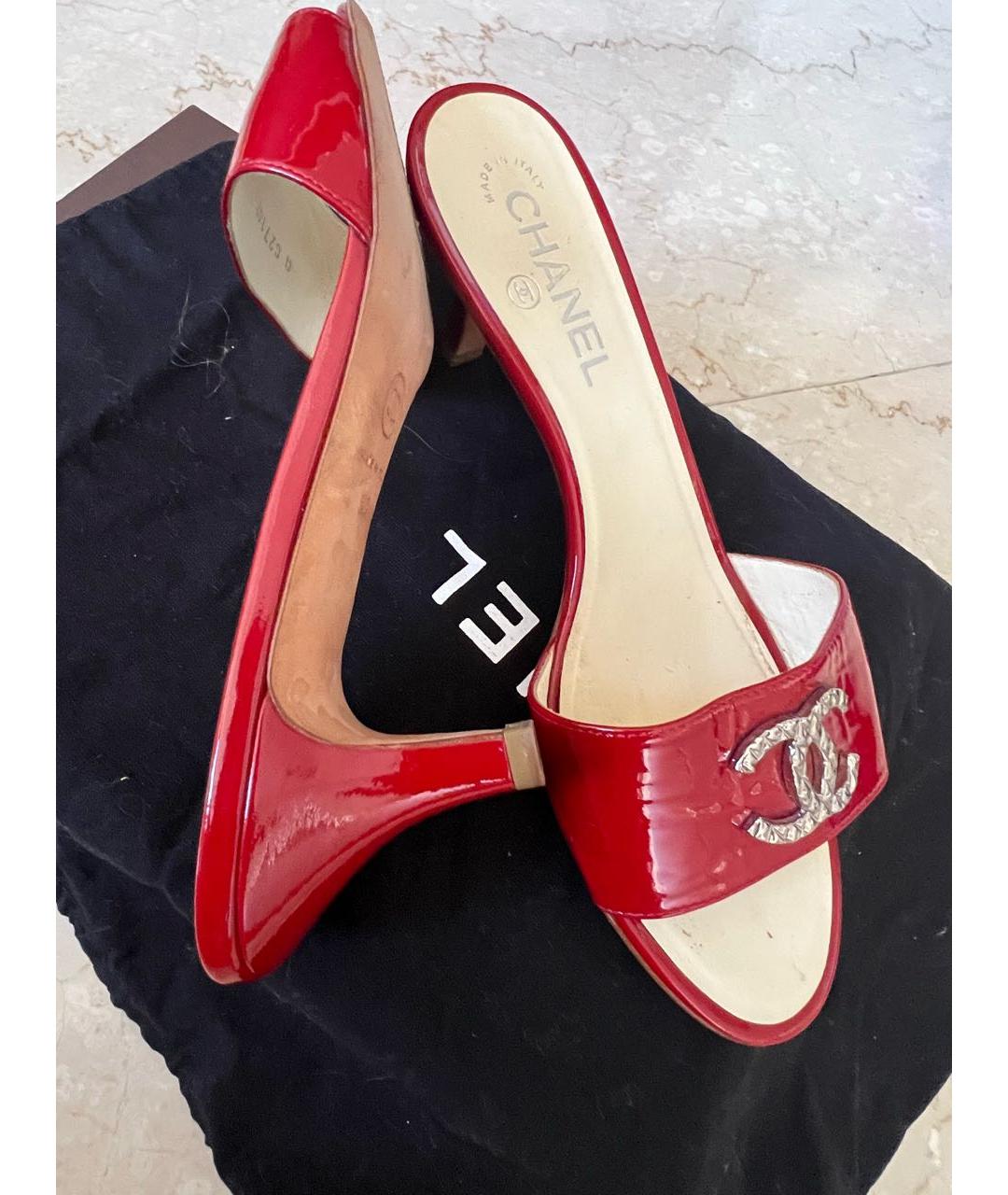 CHANEL Красные босоножки из лакированной кожи, фото 2