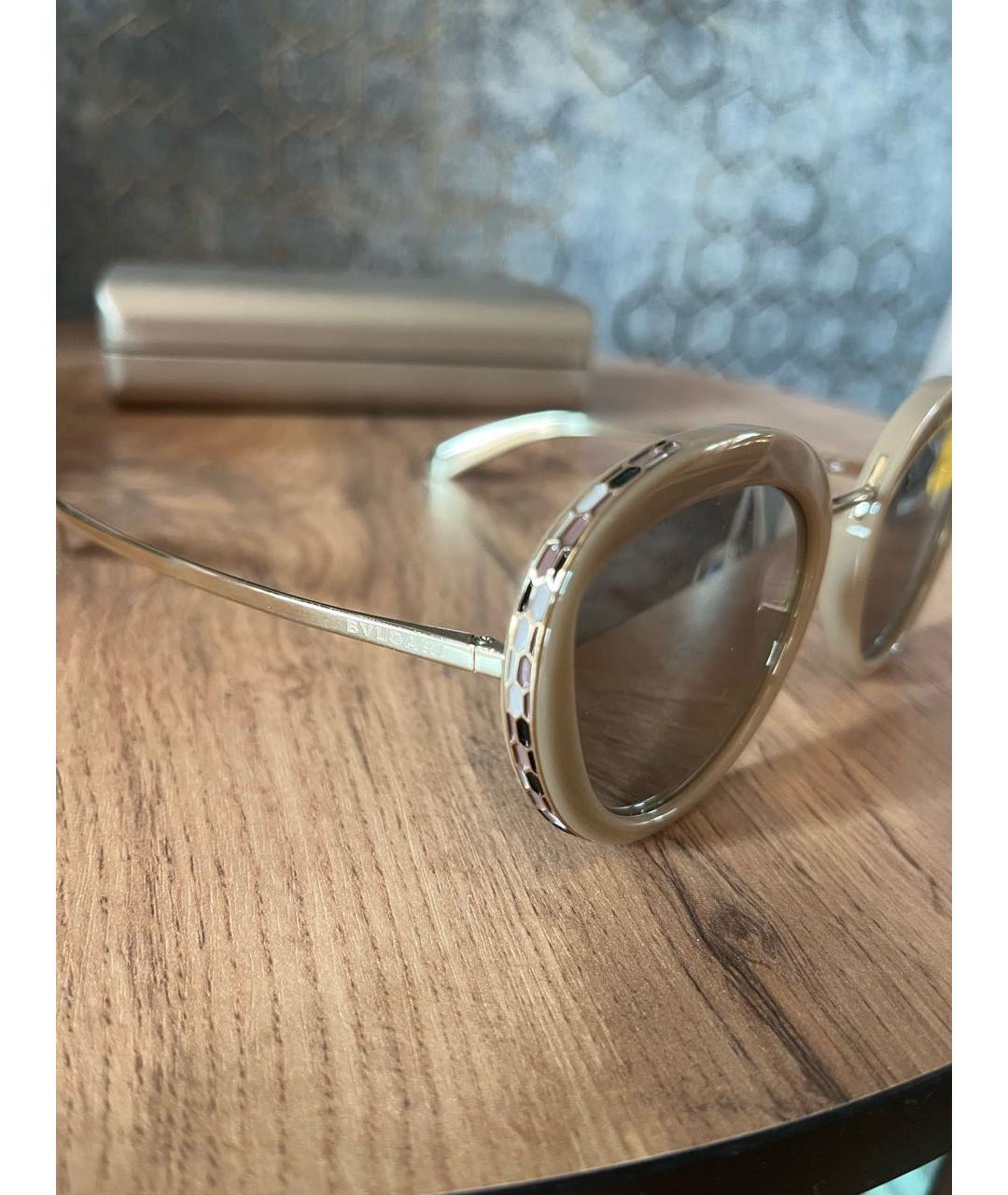 BVLGARI Бежевые пластиковые солнцезащитные очки, фото 3