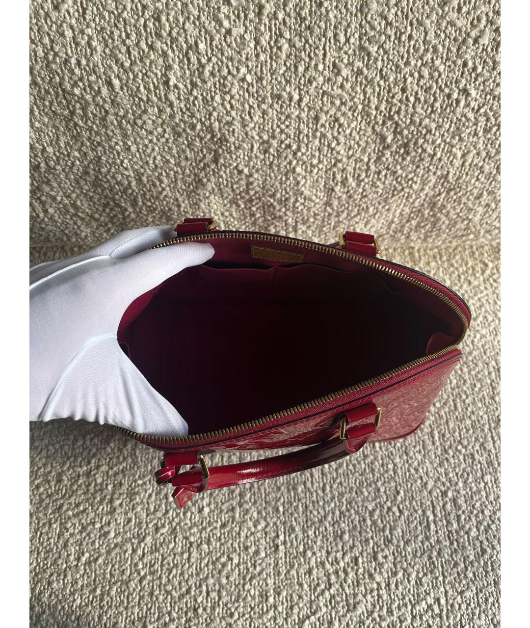 LOUIS VUITTON Красная сумка с короткими ручками из лакированной кожи, фото 4