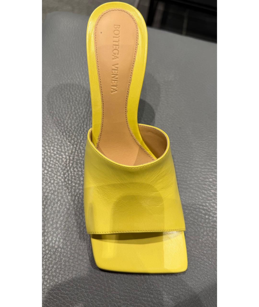 BOTTEGA VENETA Желтые кожаные сабо, фото 3