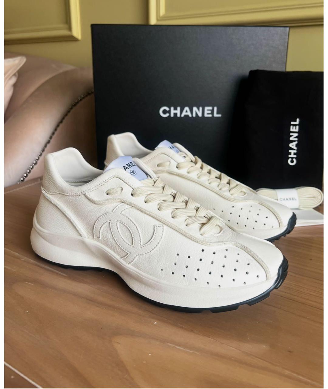 CHANEL Белые кожаные кроссовки, фото 2