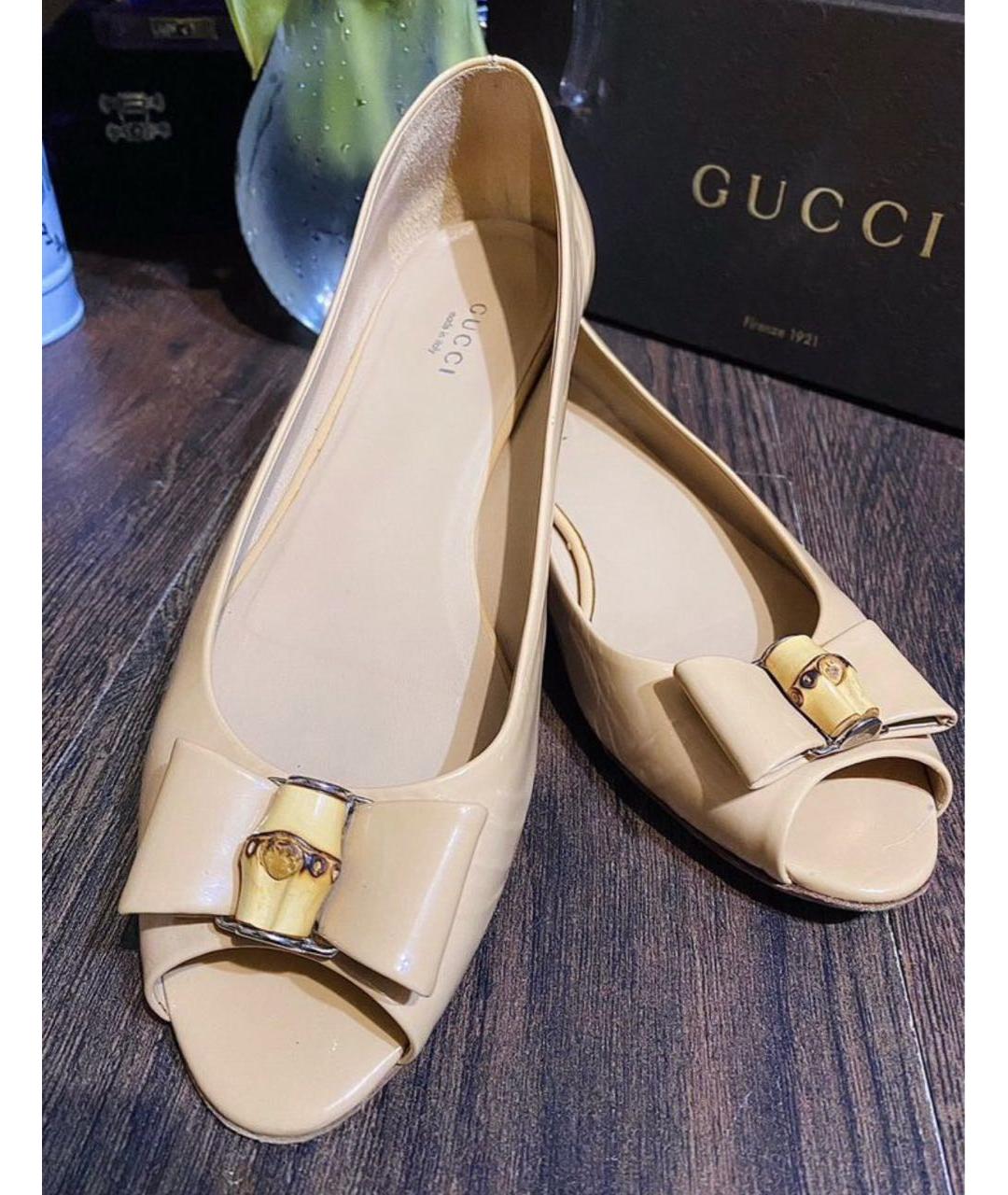 GUCCI Бежевые балетки из лакированной кожи, фото 2