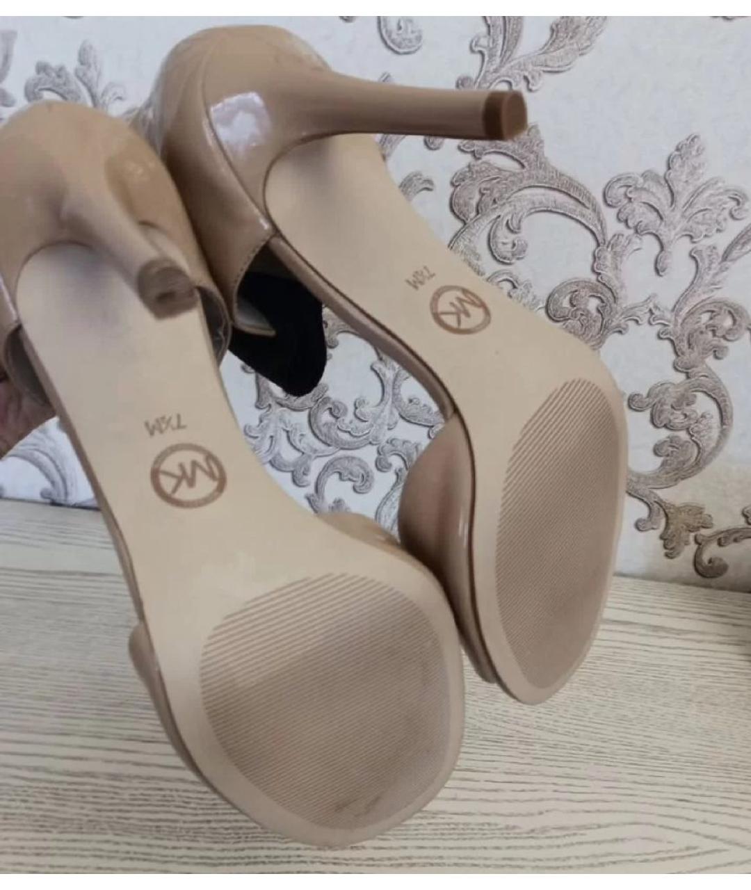 MICHAEL KORS Бежевые босоножки из лакированной кожи, фото 3