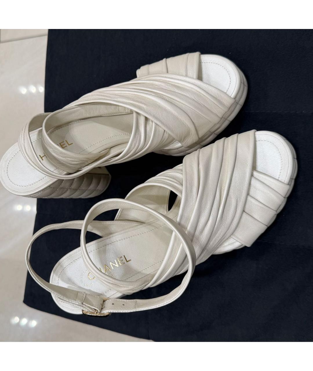 CHANEL Бежевые кожаные босоножки, фото 3