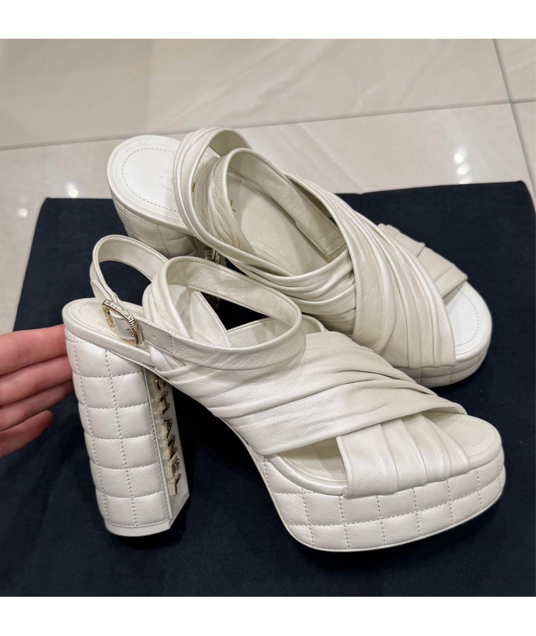 CHANEL Бежевые кожаные босоножки, фото 2