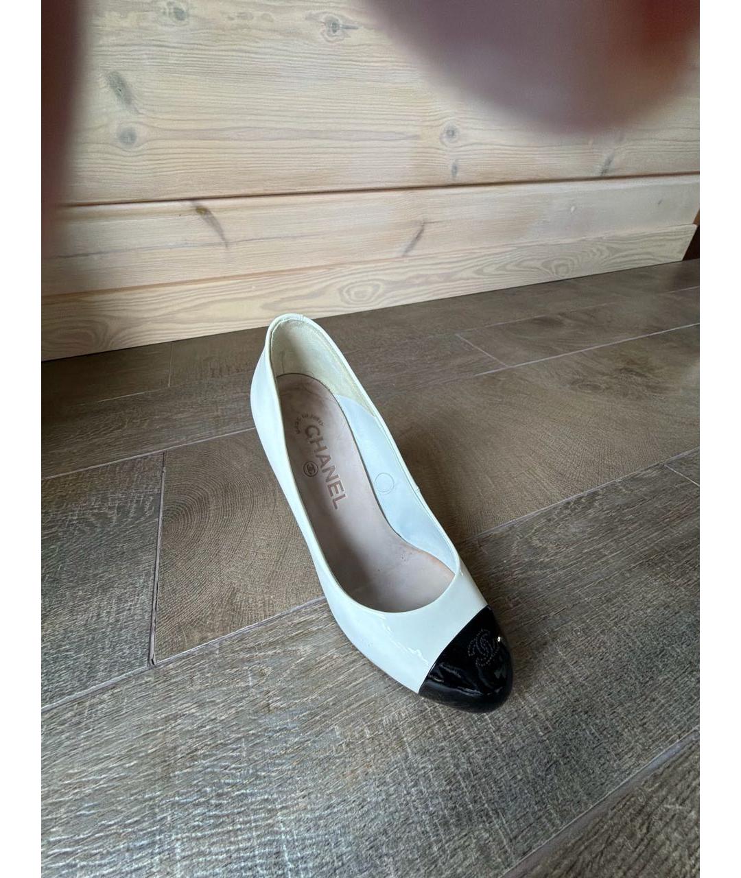 CHANEL Белые туфли из лакированной кожи, фото 5